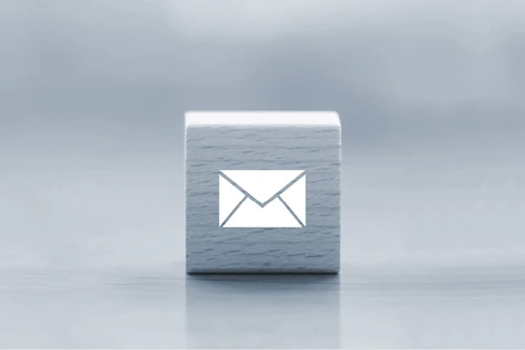 Holzwürfel mit Brief-Symbol