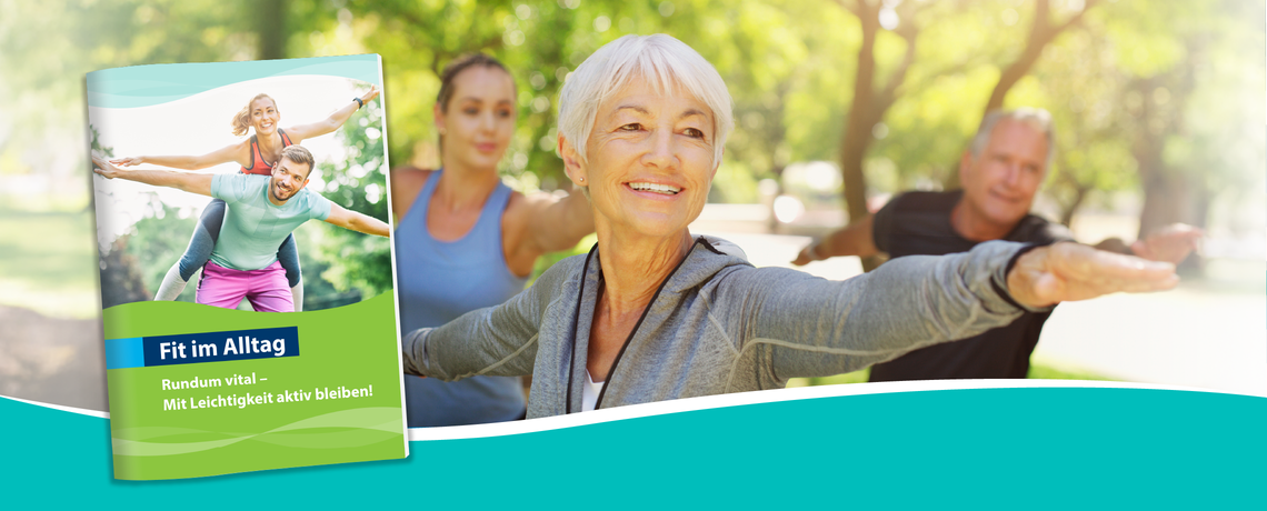 Frau steht im Park und macht Yoga