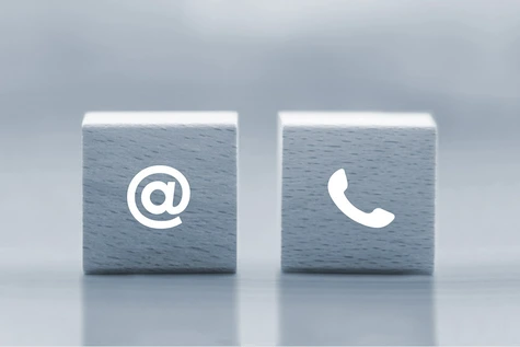 Holzwürfel mit @-Symbol und Telefon-Symbol