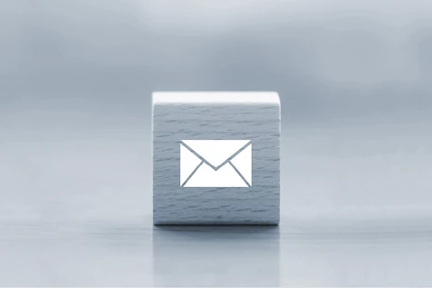 Holzwürfel mit Brief-Symbol