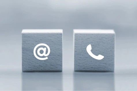 olzwürfel mit einem @-Symbol und einem Telefon-Symbol